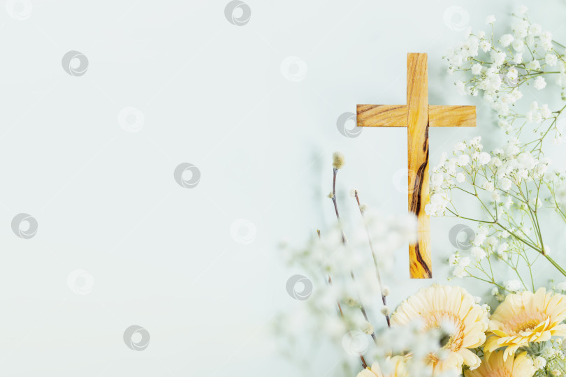 Скачать Деревянный крест с весенними цветами на синем фоне с пространством для копирования фотосток Ozero