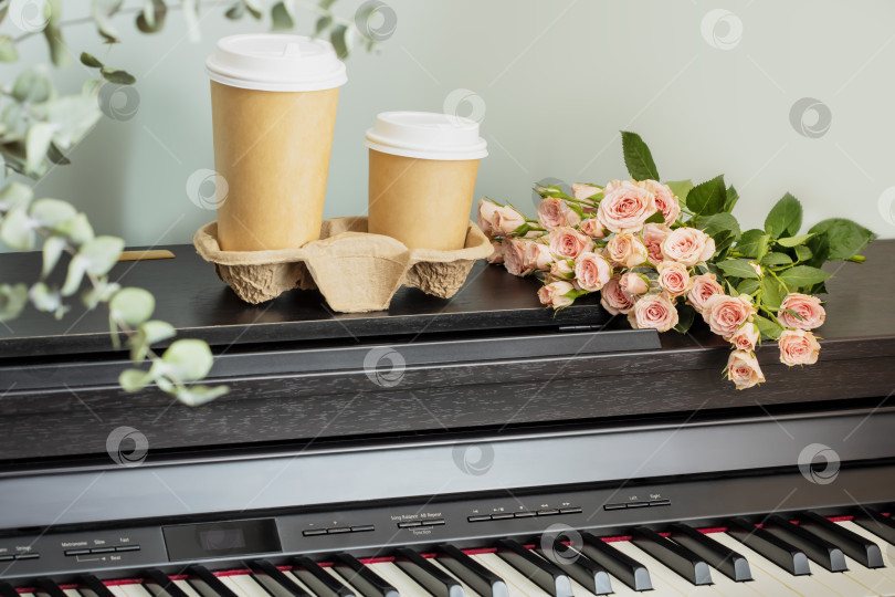 Скачать Романтическая праздничная композиция с пианино, розами и двумя чашками кофе фотосток Ozero