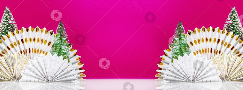 Скачать Баннер с белым столом с бумажными веерами и новогодними елками на пурпурном фоне фотосток Ozero