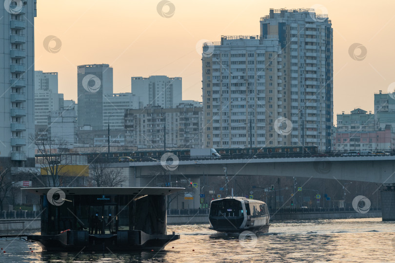 Скачать Электрический речной транспорт фотосток Ozero