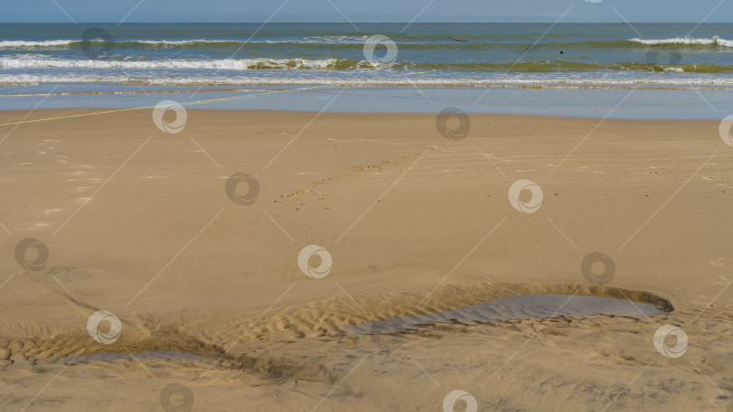 Скачать Отлив. Лужи воды на песчаном пляже. фотосток Ozero