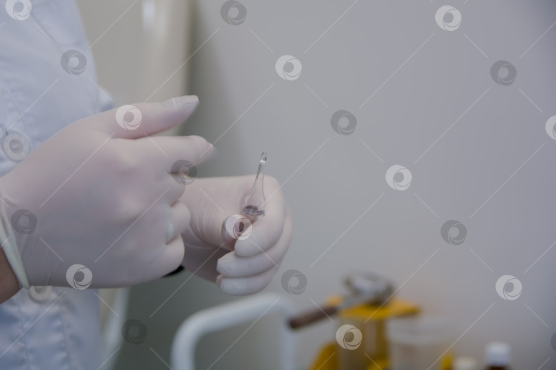 Скачать врач готовит инъекцию, набирает в шприц жидкость для инъекции фотосток Ozero