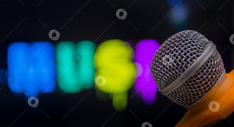 Скачать микрофон на разноцветном размытом фоне фотосток Ozero