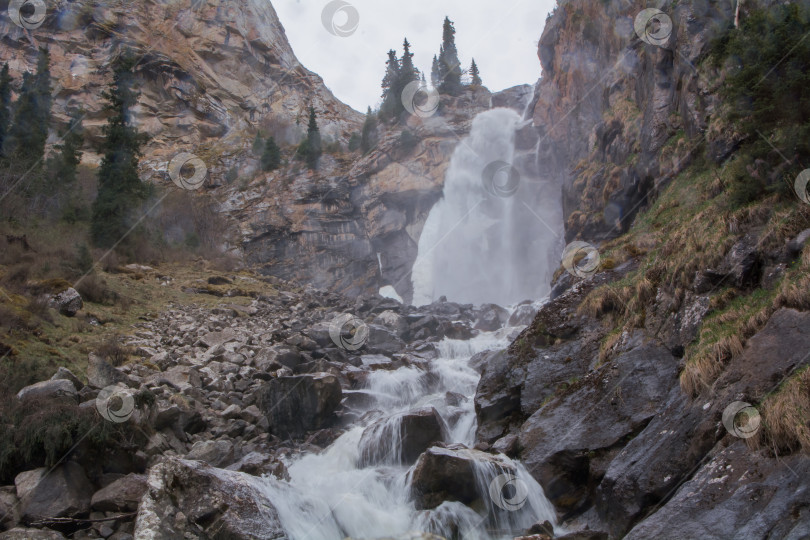 Скачать горный водопад в Кыргызстане, Иссык-Куль, Центральная Азия фотосток Ozero