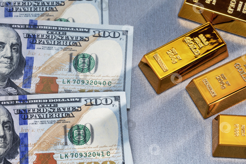 Скачать Золотые слитки и банкноты в долларах США для бизнес-концепции. фотосток Ozero