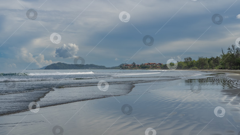 Скачать Волны бирюзового океана накатываются на берег, пенясь и растекаясь по пляжу. фотосток Ozero