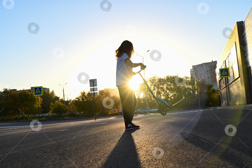Скачать Красивая и светловолосая девушка практикует длинную доску на дороге фотосток Ozero