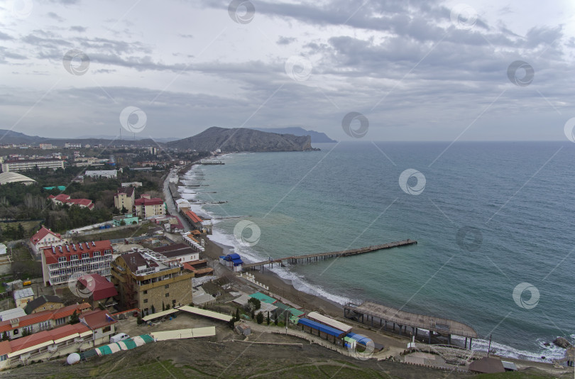 Скачать Вид с высоты птичьего полета на небольшую бухту на черноморском побережье Крыма фотосток Ozero
