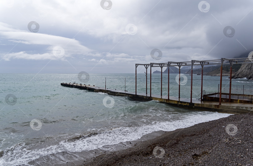 Скачать Пустой пляж в плохую дождливую погоду. Крым. фотосток Ozero