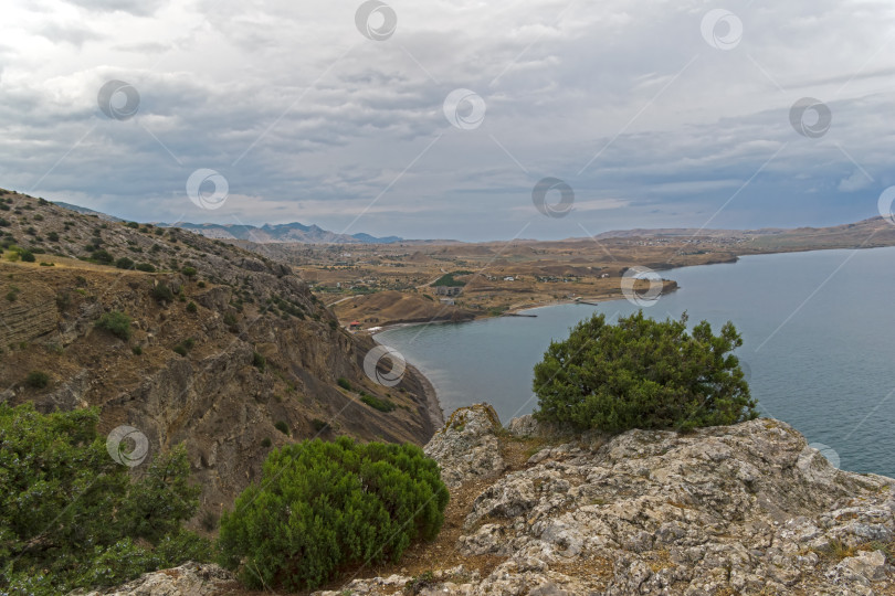 Скачать Побережье Черного моря в пасмурную погоду. Крым. фотосток Ozero