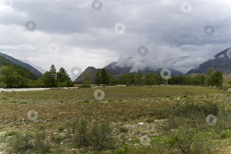 Скачать Низкие облака в долине реки Чуя. Алтай, Россия. фотосток Ozero