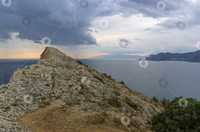 Скачать Вид с вершины горы на море. Плохая погода. Крым. фотосток Ozero