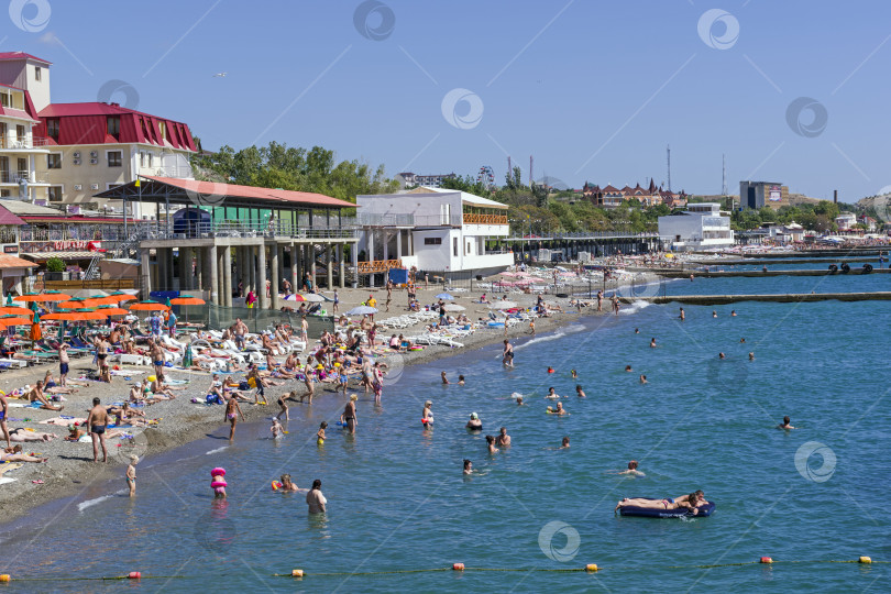 Скачать Пляж в курортном городе Судак, Крым. фотосток Ozero