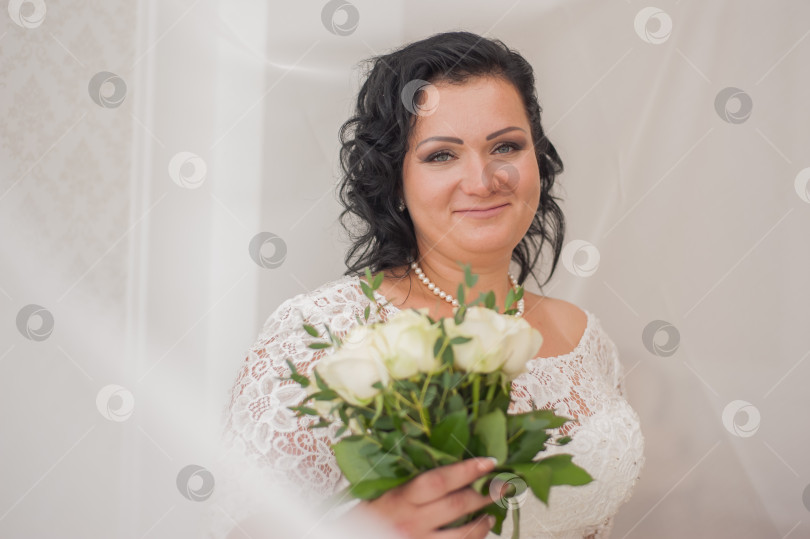 Скачать Утро невесты в белом платье и со свадебным букетом фотосток Ozero