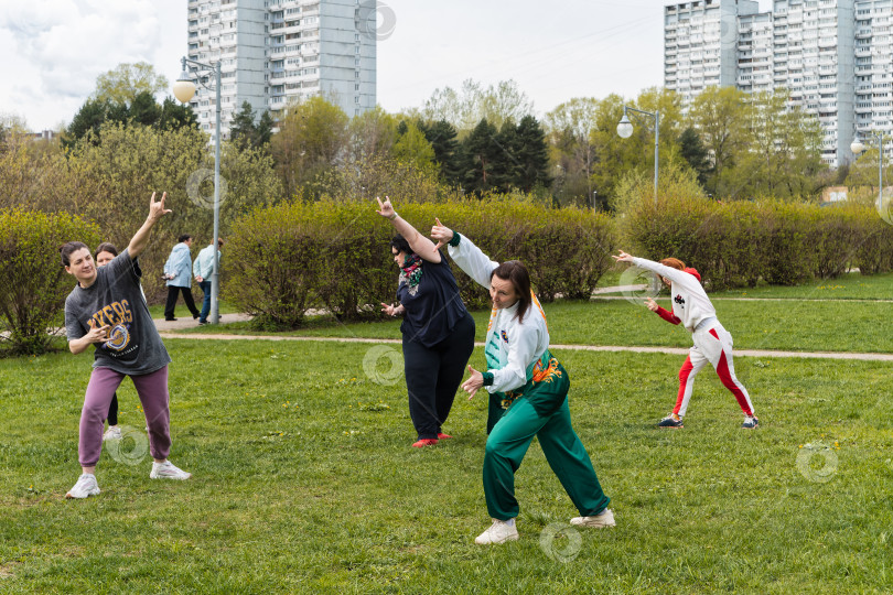 Скачать Гимнастика цигун в городском парке. фотосток Ozero