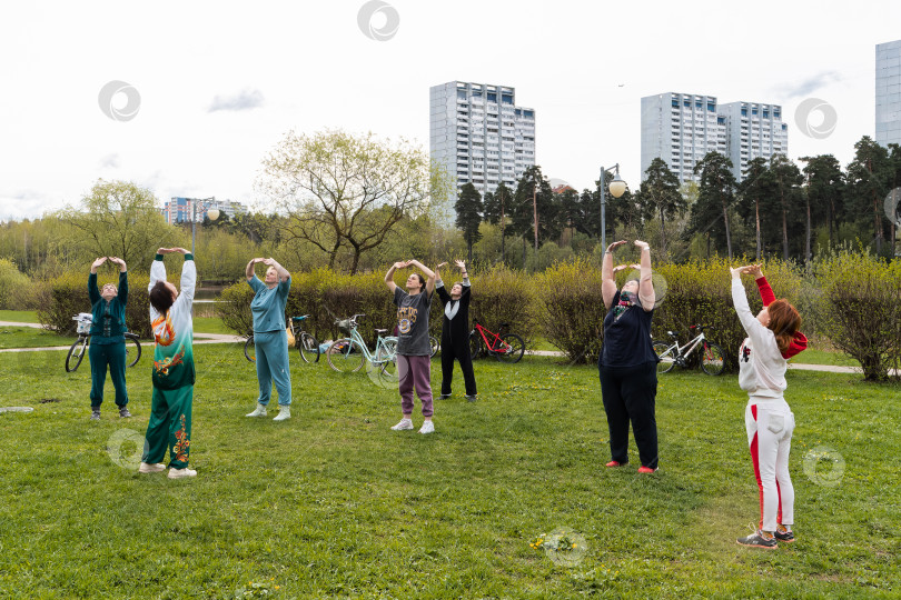 Скачать Занятия группы цигун в городском парке. фотосток Ozero