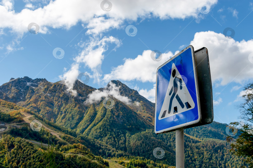 Скачать Дорожный знак на фоне гор фотосток Ozero