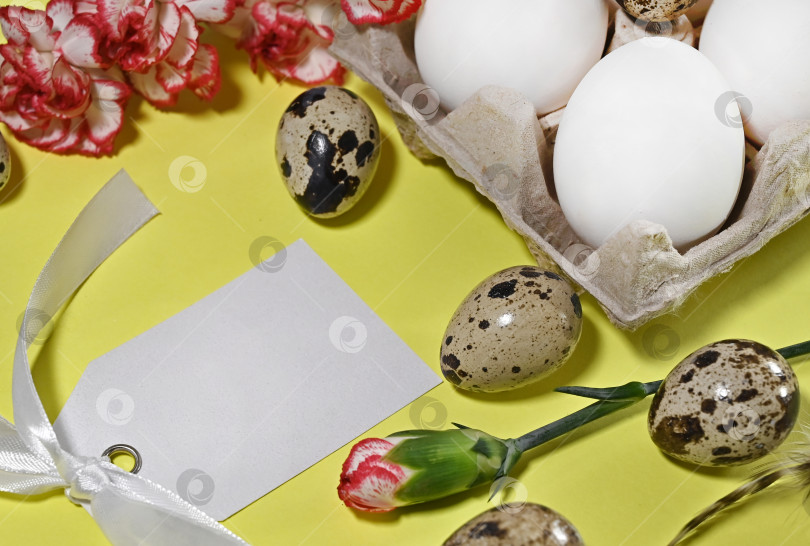 Скачать Пасхальные яйца на деревенском столе с цветущей вишней. счастливой пасхи. Разноцветные яйца натурального крашения в бумажном лотке с льняной салфеткой и весенними цветами в оформлении загородной комнаты. Сельский натюрморт фотосток Ozero
