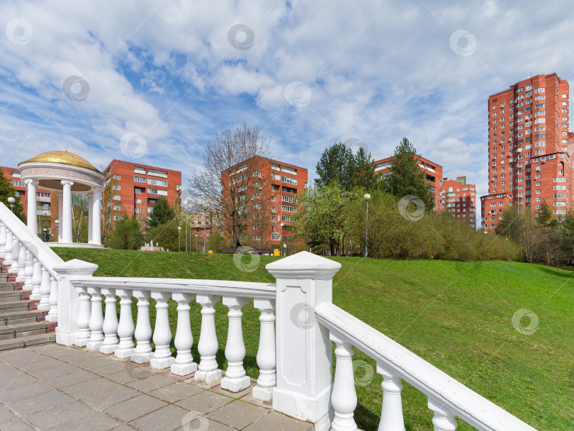 Скачать Перила лестницы, ведущей в зеленый парк. фотосток Ozero