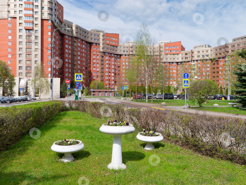 Скачать Зеленый двор в молодежном жилом комплексе Зеленограда. фотосток Ozero