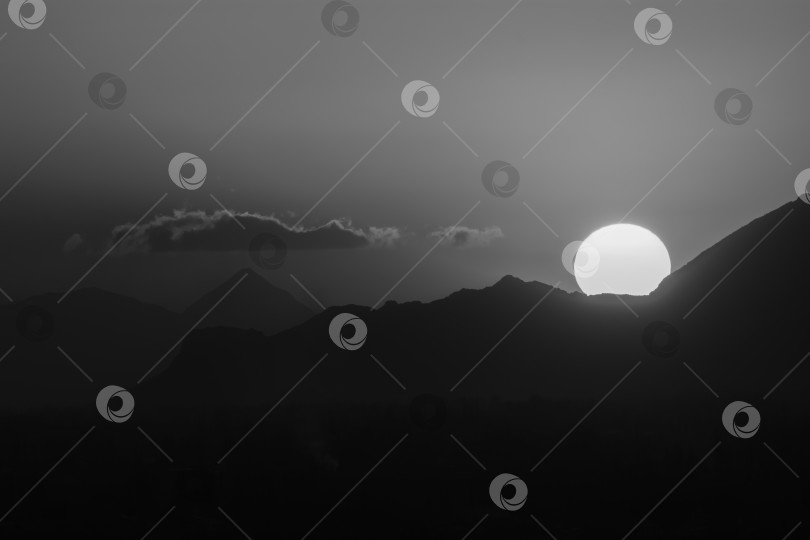 Скачать Закат солнца в городе Ош, Сулейман-Тоо, Кыргызстан фотосток Ozero
