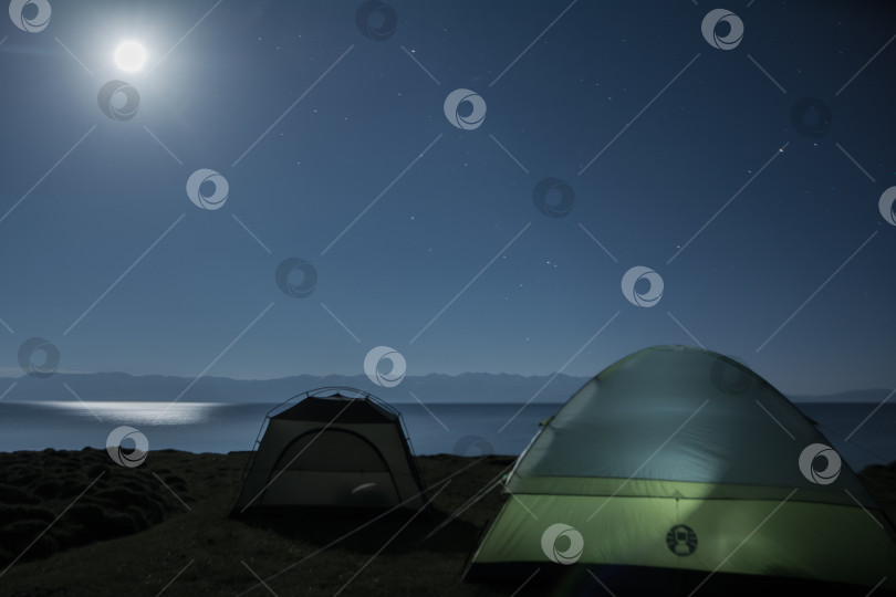 Скачать Озеро Сон-Куль в свете луны, ночное озеро. Мягкий фокус фотосток Ozero