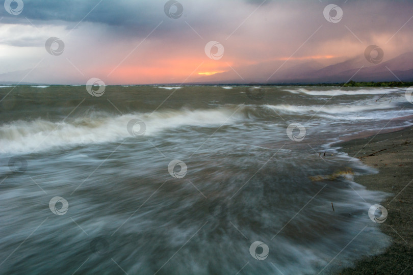 Скачать Штормовые волны на озере Иссык-Куль, грязная, но красивая вода. фотосток Ozero