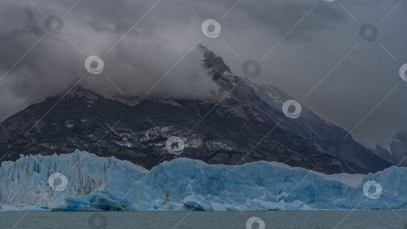 Скачать Стена голубого льда возвышается над бирюзовым ледниковым озером. фотосток Ozero