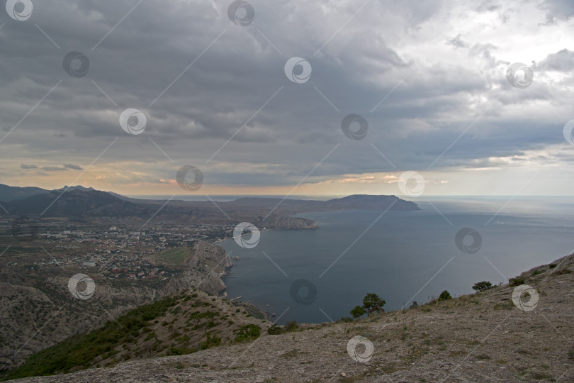 Скачать Вид со склона горы, плохая погода. Побережье Черного моря, Крым. фотосток Ozero