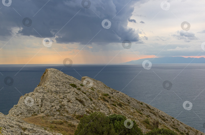 Скачать Вид с вершины горы на море. Плохая погода. Крым. фотосток Ozero