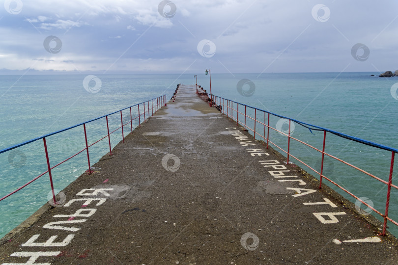 Скачать Вид с пустого пирса на море. фотосток Ozero