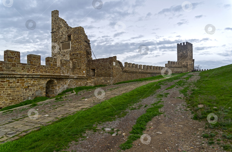 Скачать Генуэзская крепость в Судаке, Крым. Башни и стены на фоне неба. фотосток Ozero