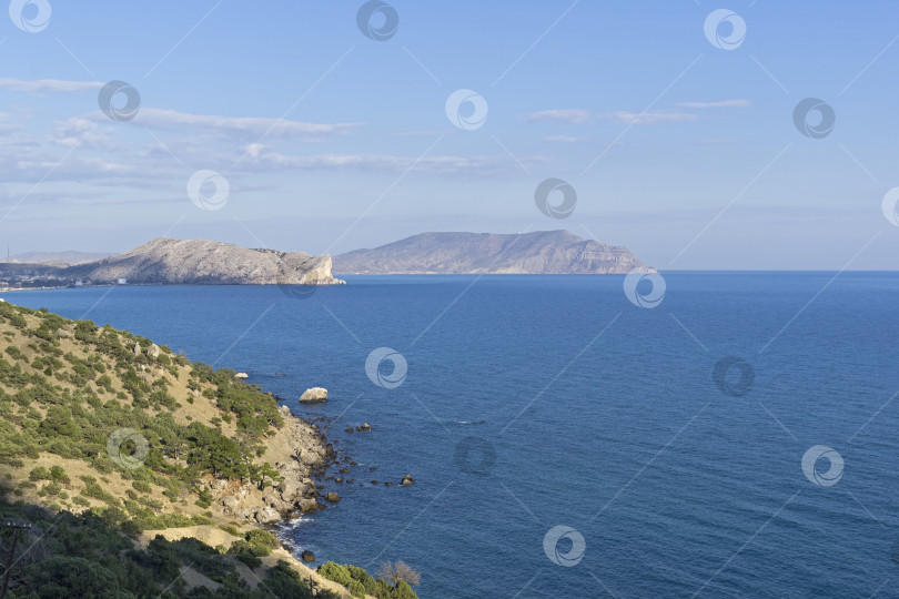 Скачать Побережье Черного моря в лучах вечернего солнца. фотосток Ozero