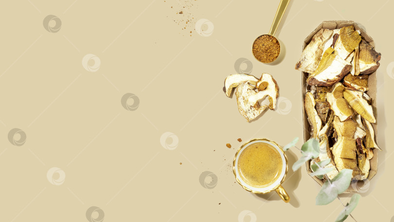 Скачать Чашка кофе с грибами, сухими грибами и порошком с разделителем ccopy фотосток Ozero