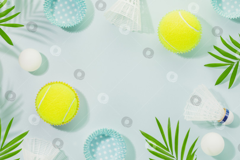 Скачать Спортивная рама с теннисными мячами, мячами для настольного тенниса и воланами фотосток Ozero