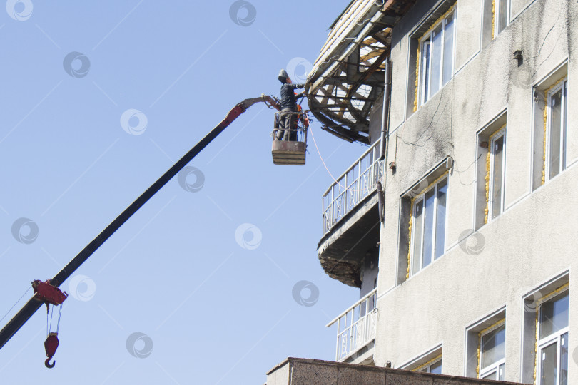 Скачать Строительство здания смелым профессиональным рабочим фотосток Ozero