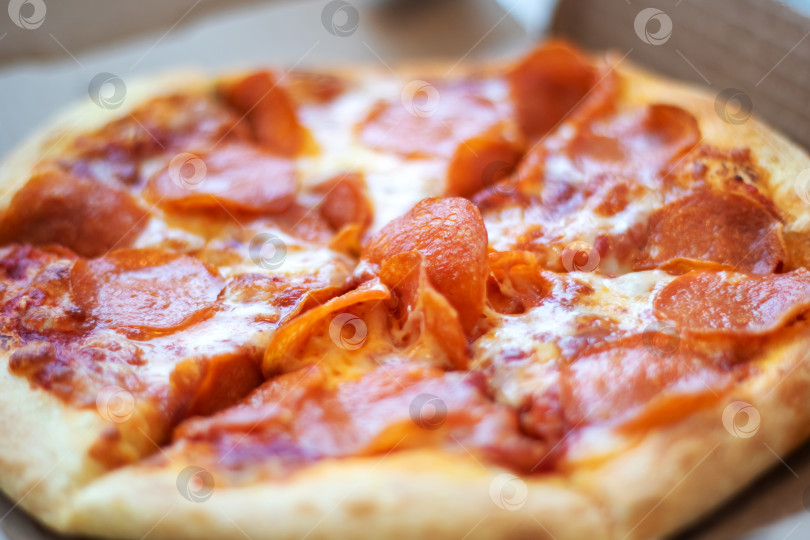 Скачать Пицца с пепперони в картонной коробке - основное блюдо быстрого приготовления фотосток Ozero
