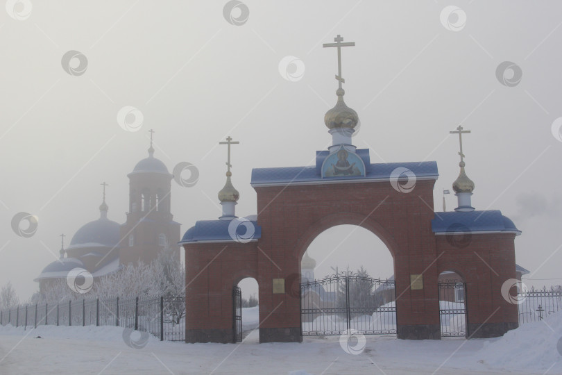 Скачать Покровская церковь в тумане фотосток Ozero