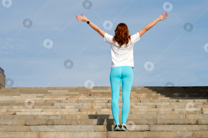 Скачать Женщина делает разминку перед тренировкой на улице фотосток Ozero