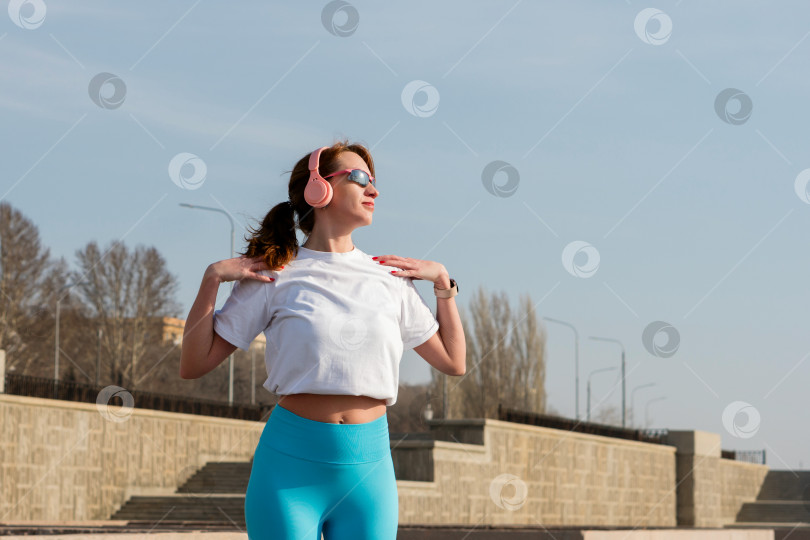 Скачать Женщина делает разминку перед тренировкой на улице фотосток Ozero