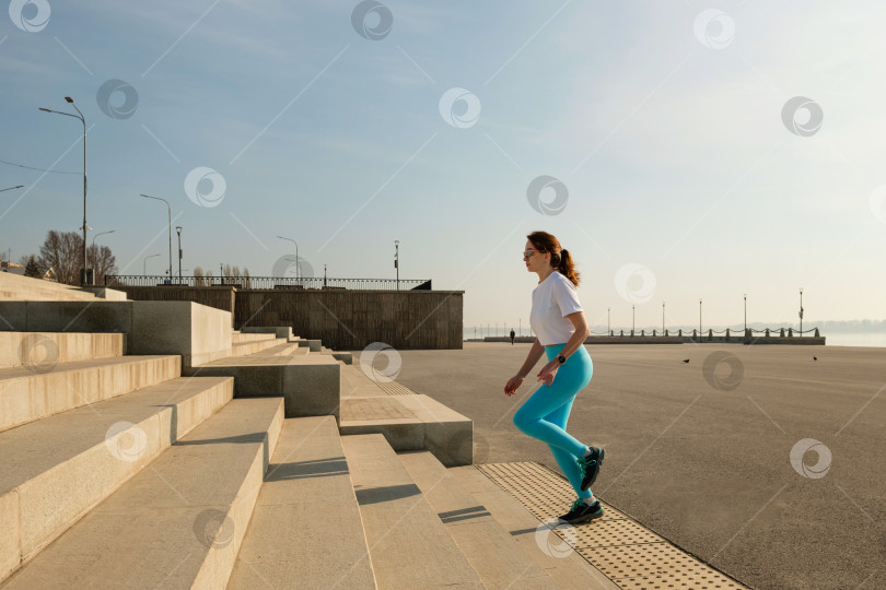Скачать Молодая женщина, бегущая по улицам города фотосток Ozero