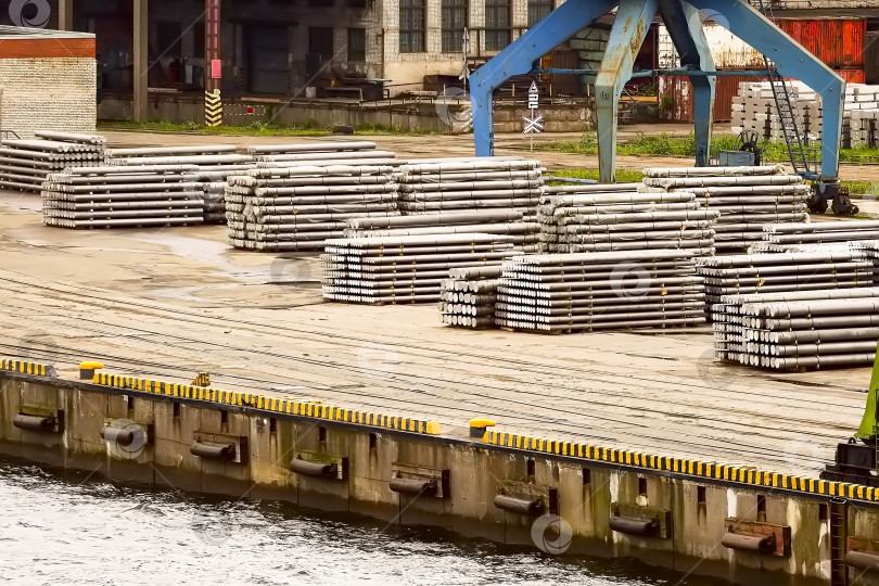 Скачать Ржавые горячекатаные круглые стальные прутки в упаковках на складе металлопродукции, сложенном на портовой площадке фотосток Ozero