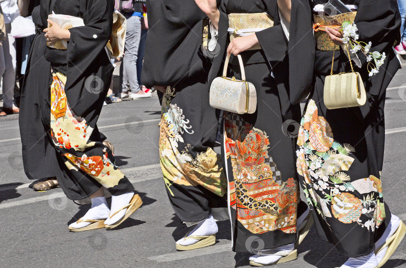 Скачать Японские женщины в кимоно прогуливаются по Невскому проспекту. Санкт-Петербург. Россия фотосток Ozero