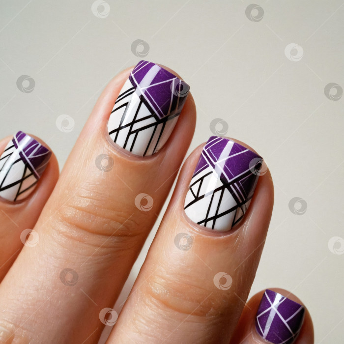 Скачать Женская рука с фиолетовым и белым лаком для ногтей фотосток Ozero