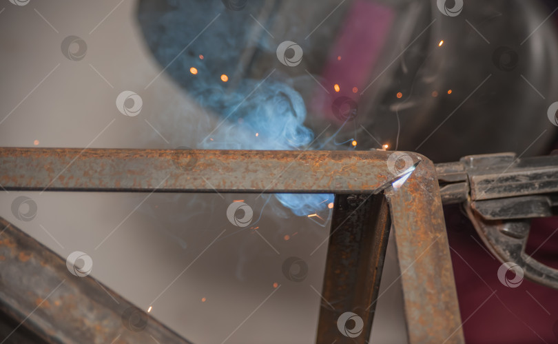 Скачать В процессе сварки металла возникают искры и дым фотосток Ozero
