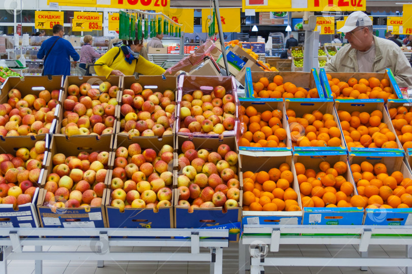 Скачать Москва, Россия, май 2018 г.: вид на ряды картонных коробок с яблоками и апельсинами в супермаркете (редакционная статья) фотосток Ozero