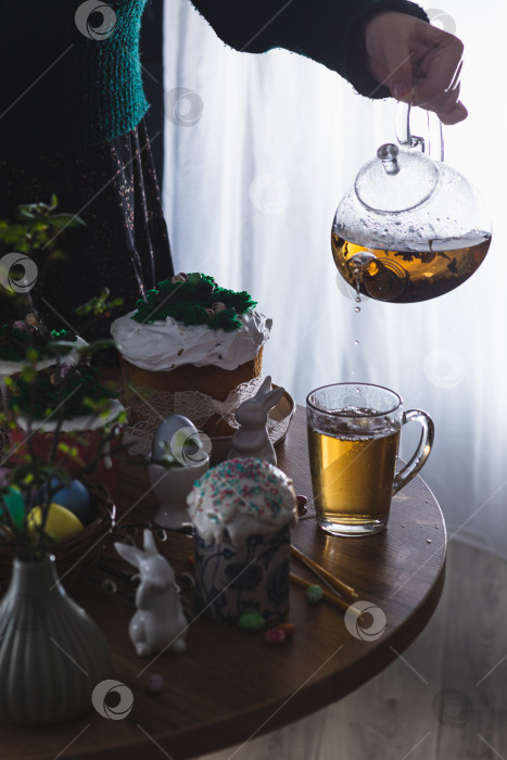 Скачать Пасхальные куличи на столе с разлитым чаем фотосток Ozero