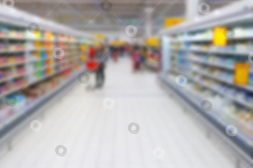 Скачать Перспективный вид размытого интерьера большого супермаркета с покупателями (задний план) фотосток Ozero