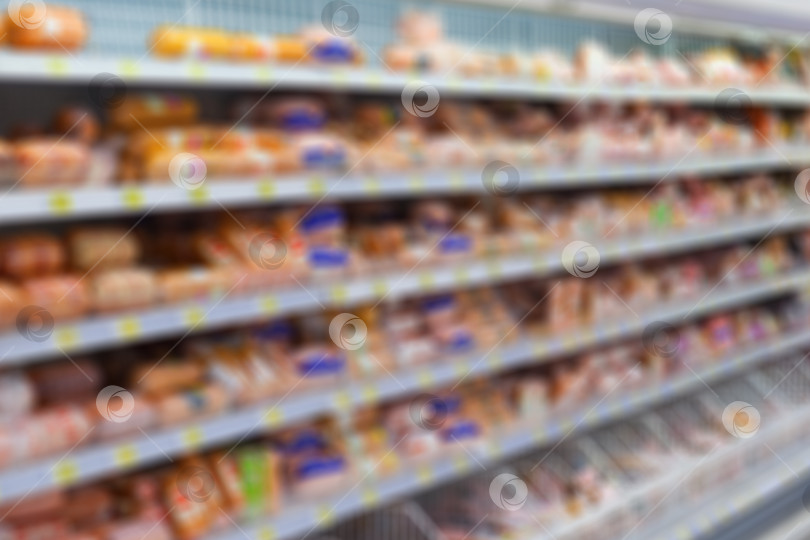 Скачать Перспективный вид полки с продуктами питания в супермаркете (размытый, фоновый) фотосток Ozero