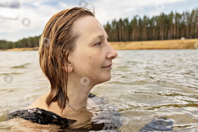 Скачать Портрет молодой женщины крупным планом в воде. Купание в озере фотосток Ozero